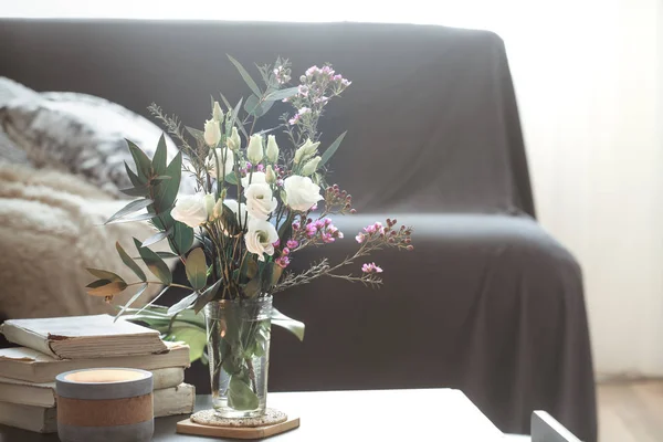 Acolhedor casa interior sala de estar com um vaso de flores e vela — Fotografia de Stock