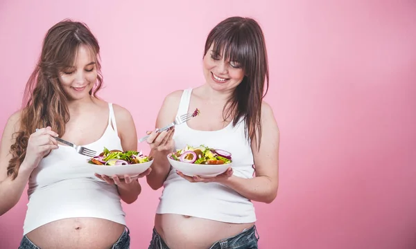 Concept de maternité, deux femmes enceintes manger de la salade fraîche — Photo