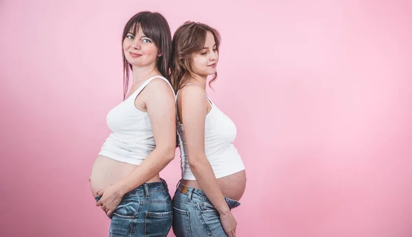 Concetto di maternità, due donne incinte a pancia aperta — Foto Stock