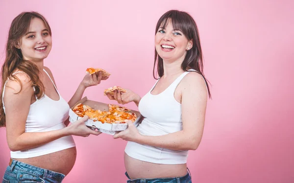 营养概念, 孕妇吃比萨饼粉红色的背板 — 图库照片