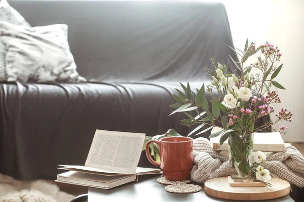 Cozy home interior living room with a black sofa and a vase of f — Stock Photo, Image