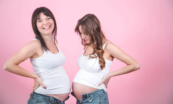 Conceito de maternidade, duas mulheres grávidas com barriga aberta — Fotografia de Stock