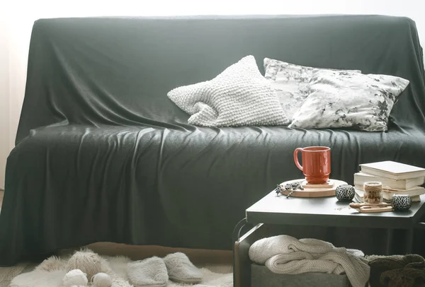 Mysiga hem inredning vardagsrum med svart soffa — Stockfoto