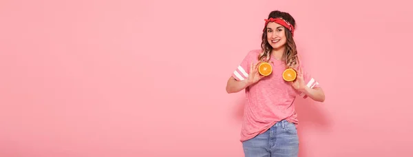 Красивая молодая девушка в розовой футболке, держит смешной сексуальный оранжевый на — стоковое фото
