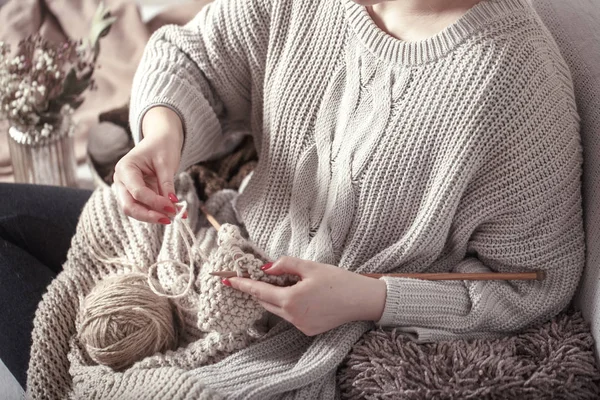Aiguilles à tricoter en bois vintage et fil dans les mains de la femme — Photo