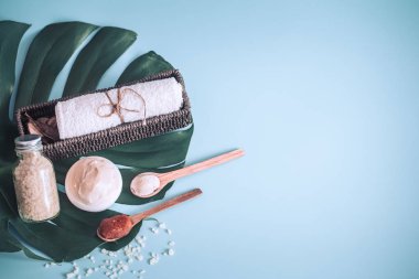 Spa öğeleri renkli bir arka plan üzerinde bileşimi