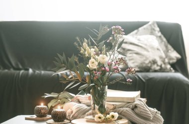 Rahat ev iç oturma odası ile bir vazo çiçek ve mum