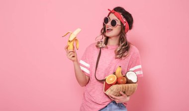 Sağlıklı gıda, bir kızla portresi meyveler, üzerinde pembe bir backgrou