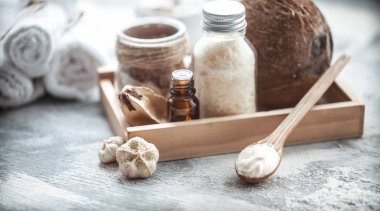 Spa natürmort taze hindistan cevizi ve vücut bakım ürünleri