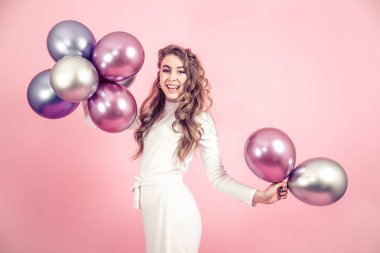 Renkli bir arka plan üzerinde topları ile genç kız