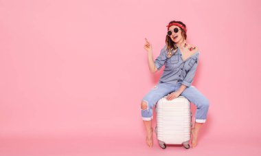 Güzel genç kız kot gömlek gülümseyen ve bavul üzerinde oturan su çıkartma dövme çiçekler sticker ile