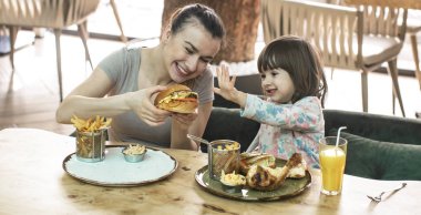 Bir kafede hızlı yemek yeme şirin kızı olan anne
