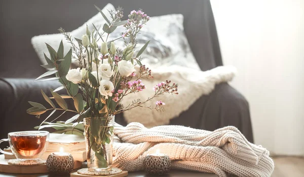 Gezellige huis interieur woonkamer met een vaas met bloemen en kaarsen — Stockfoto