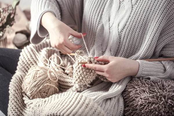 Aiguilles à tricoter en bois vintage et fil dans les mains de la femme — Photo