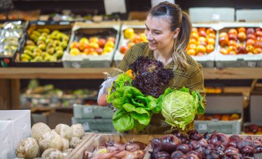 Marketteki kadın. Güzel genç kadın bir SÜ alışveriş
