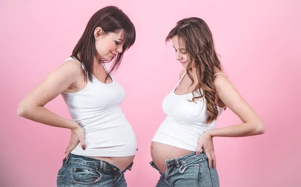 Conceito de maternidade, duas mulheres grávidas com barriga aberta — Fotografia de Stock