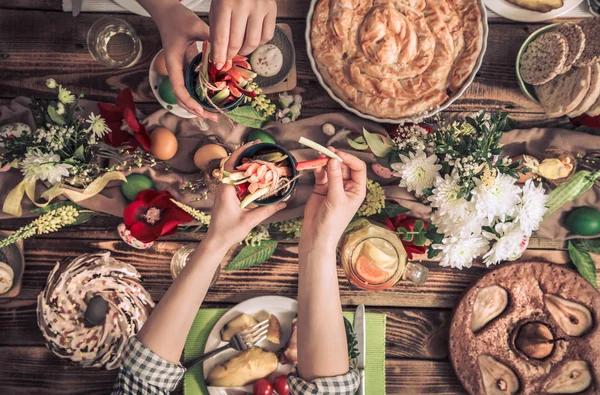 Apartamento-festa de amigos ou familiares na mesa festiva com r — Fotografia de Stock