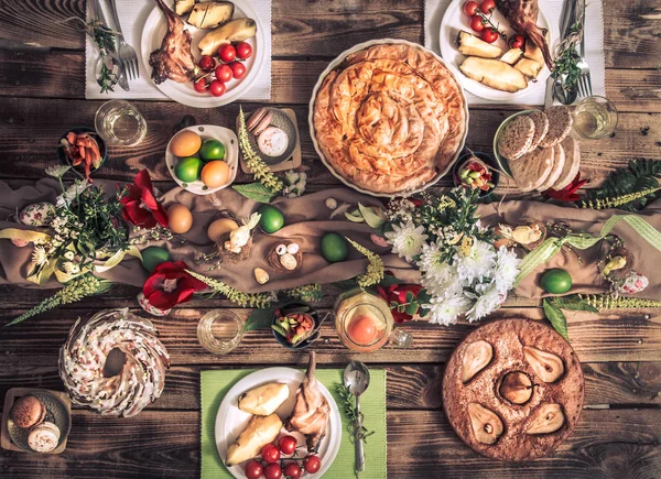 Amigos de vacaciones o familiares en la mesa de vacaciones con carne de conejo , — Foto de Stock