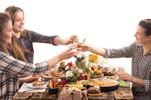 Vakantie vrienden of familie aan de feestelijke tafel — Stockfoto
