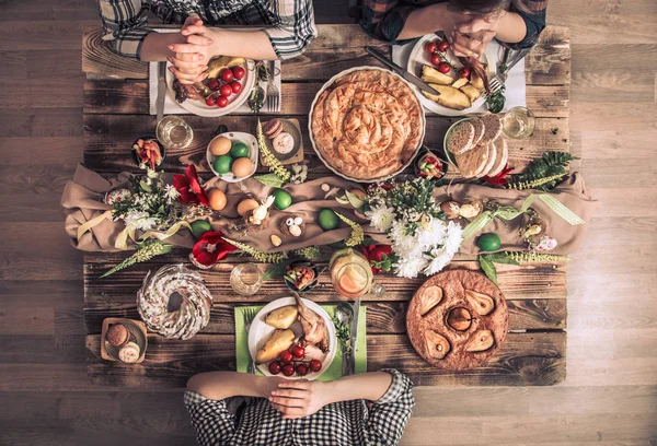 Férias amigos ou familiares na vista superior da mesa festiva. Amigos — Fotografia de Stock