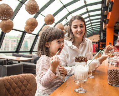 Çocuk bir milkshake içme mutlu genç kadınlar anne