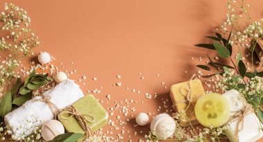 Spa kavramı renkli arka plan üzerinde vücut ve yüz aksesuarlar ile. Metin için yer