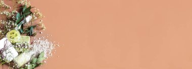 Havlu, sabun, yapraklar, çiçekler, banyo bombalar ile Spa ya da sağlık planı çerçevesi