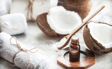 Hindistan cevizi yağı ve taze hindistan cevizi ile kompozisyon