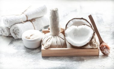 Spa natürmort taze hindistan cevizi ve vücut bakım ürünleri