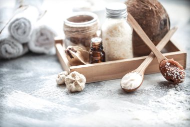 Spa natürmort taze hindistan cevizi ve vücut bakım ürünleri