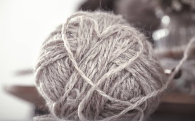 Antika ahşap konuşmacı ve ahşap bir plaka üzerinde bir kalp şeklinde örme için konu. Still life fotoğraf