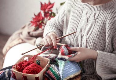 kadın örgü iğneleri kanepede dokuma kumaşlar