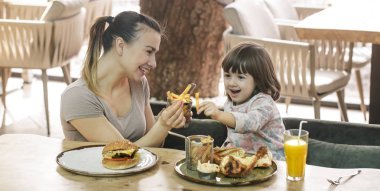 Bir kafede hızlı yemek yeme şirin kızı olan anne