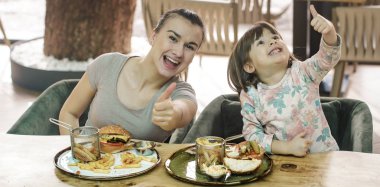 Bir kafede hızlı yemek yeme şirin kızı olan anne