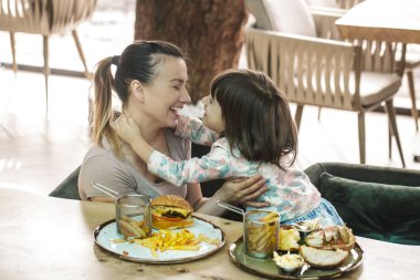 Bir kafede hızlı yemek yeme şirin kızı olan anne