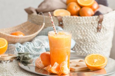 Taze yetiştirilen organik taze portakal suyu turkuaz battaniye ve meyve sepeti ile evin iç