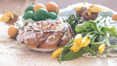 Paskalya pastası ve renkli yumurtalarla hala hayat