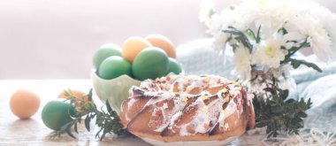 Paskalya tatlı kek ve yumurta ile kompozisyon