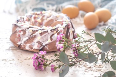 Paskalya tatlı kek ve yumurta ile kompozisyon