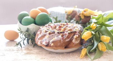 Paskalya pastası ve renkli yumurtalarla hala hayat