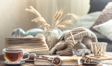 Ahşap bir masa üzerinde ev iç natürmort ayrıntıları bir fincan çay ile