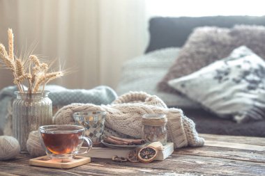 Ahşap bir masa üzerinde ev iç natürmort ayrıntıları bir fincan çay ile