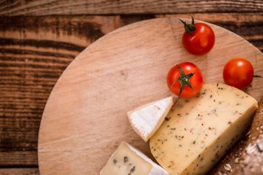 Ahşap plaka üzerinde peynir farklı kesme