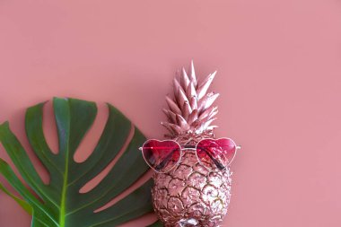 Ananas tropikal yaprak ve gözlük renkli bir arka plan ile. Yaz tropikal kavramı