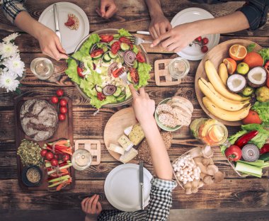 Arkadaşlarınızla akşam yemeği zevk. Grup birlikte yemeğe insan Üstten Görünüm