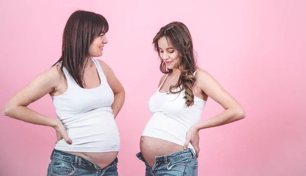 Conceito de maternidade, duas mulheres grávidas com barriga aberta — Fotografia de Stock