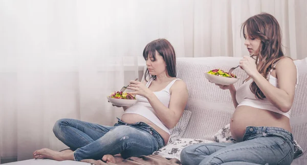 产妇概念, 两个孕妇在家里吃新鲜的沙拉 — 图库照片