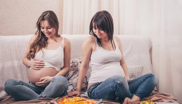 两个孕妇在家里吃比萨饼和沙拉 — 图库照片