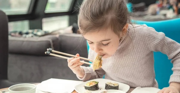 매력적인 재미 여자 식당에서 초밥을 먹고 — 스톡 사진