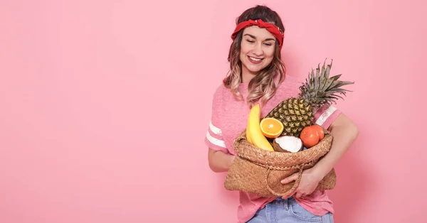 Bir kız bir pembe izole meyve ile bir çanta ile portresi — Stok fotoğraf
